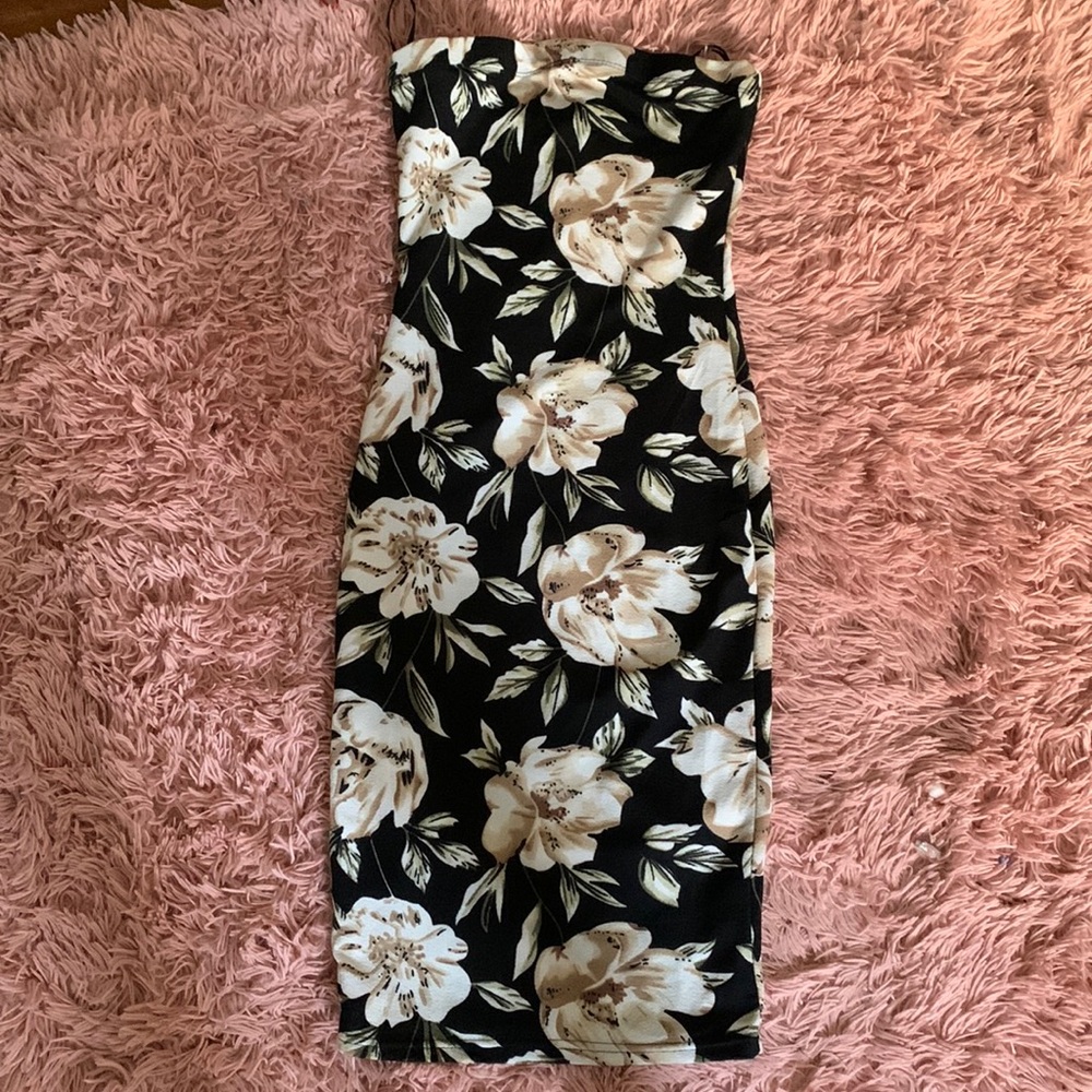 Strapless body fitting dress
